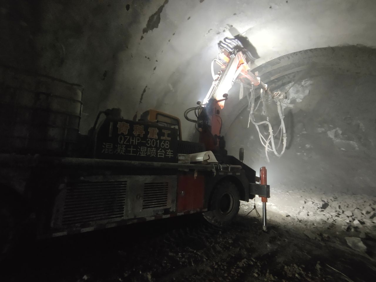 混凝土泵 濕噴臺(tái)車(chē) 青科重工 混凝土泵 濕噴臺(tái)車(chē) 青科重工