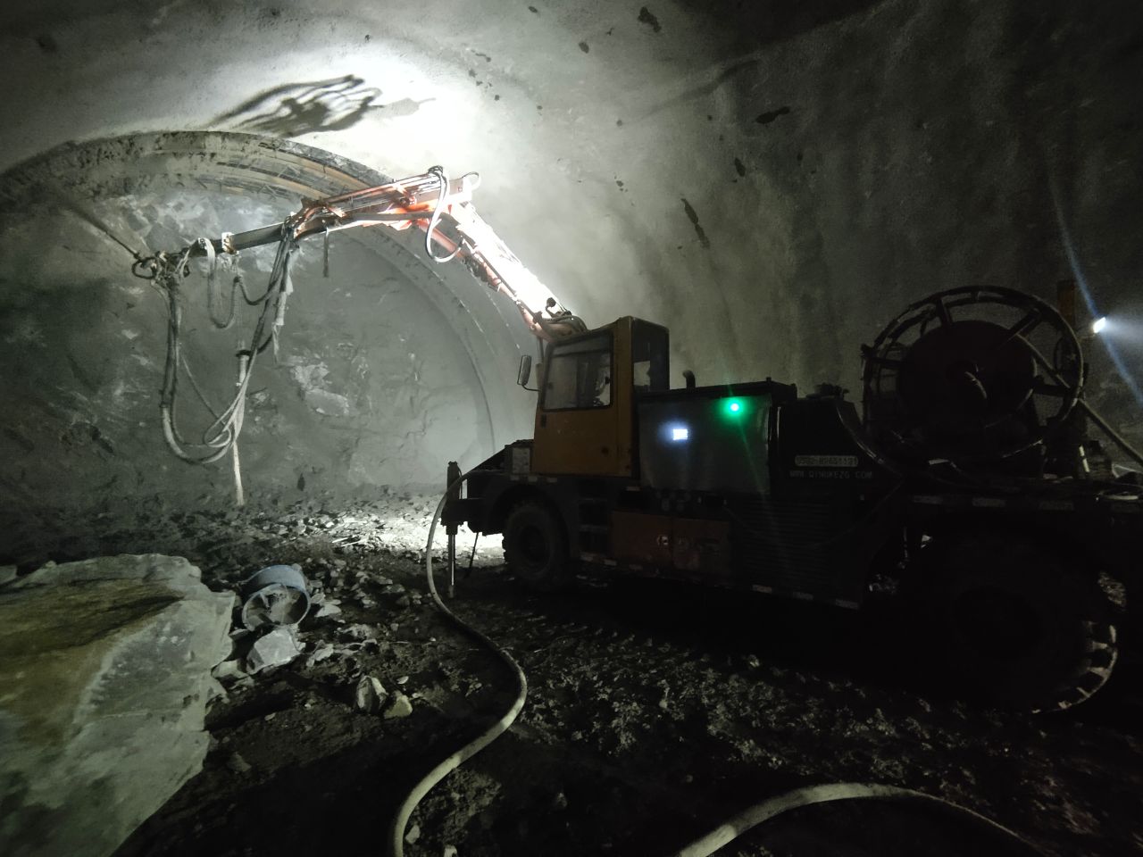 混凝土泵 濕噴臺(tái)車(chē) 青科重工 混凝土泵 濕噴臺(tái)車(chē) 青科重工